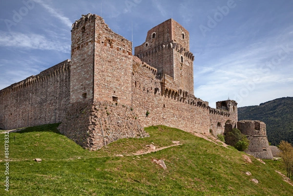 Fototapeta Assisi, Perugia, Umbria, Italy: the medieval castle Rocca Maggiore, an imposing fortification on the hill overlooking the ancient village