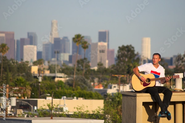 Obraz Gitarzysta na dachu z panoramą Los Angeles w tle