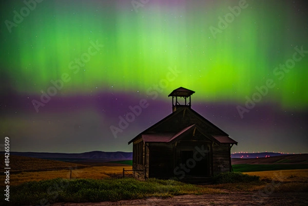 Fototapeta Abandoned Schoolhouse under the light of the Aurora Borealis. 