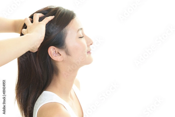 Fototapeta ヘッドスパで寛ぐ女性