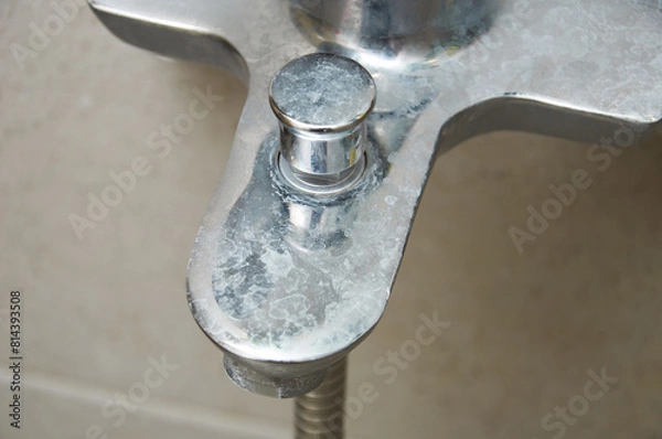 Obraz 화장실 수전 물얼룩 청소를 하지 않아 물때가 생김