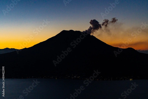 Obraz 寺山公園展望台から見る桜島の夜明け（鹿児島市）