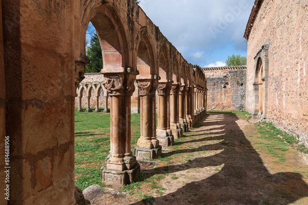 Fototapeta Claustro y arqueria del Monasterio de San Juan de Duero en la cuidad de Soria, castilla y leon, españa.
