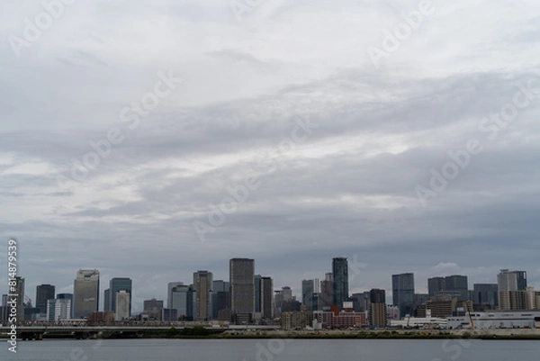 Obraz 曇り空の下に広がるビル群