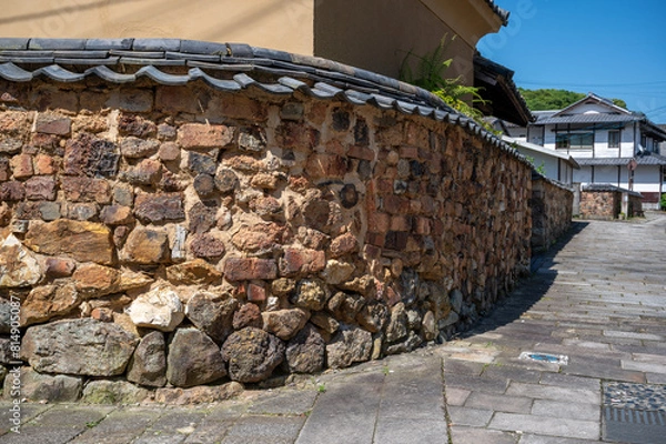 Fototapeta 日本の有田焼で有名な焼き物の街有田のトンバイ塀
