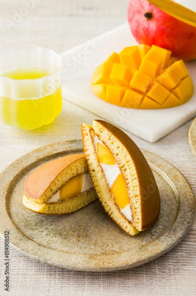 Fototapeta マンゴーとクリームを挟んだどら焼き、緑茶とカットしたマンゴー