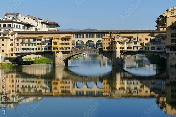 Fototapeta Le Ponte Vecchio se reflétant sur le fleuve Arno à Florence