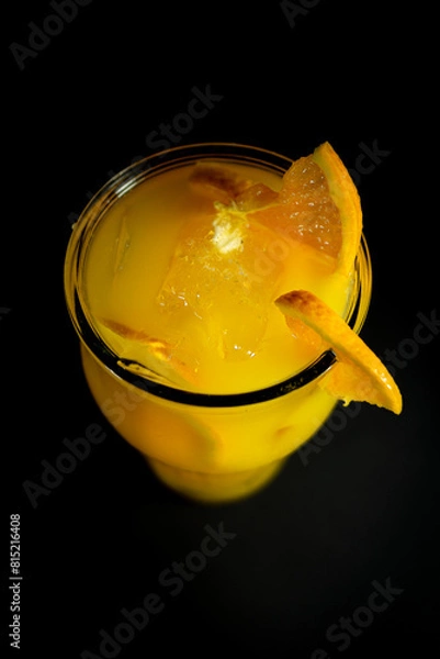 Obraz trago con jugo de naranja