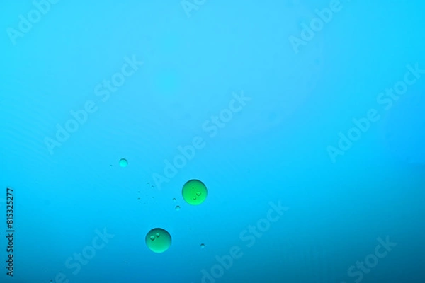 Fototapeta 混ざり合わない水と油、青と緑の玉