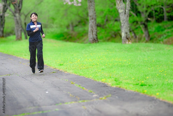 Fototapeta 笑顔で走る若い女性