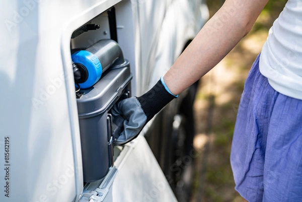 Fototapeta Betreiben einer Toilette im Wohnmobil oder Wohnwagen – ein sauberer Vorgang - CAMPER PARK  Toilette 