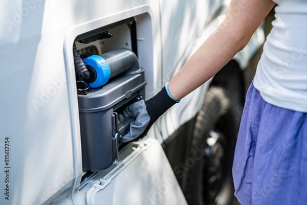 Fototapeta Betreiben einer Toilette im Wohnmobil oder Wohnwagen – ein sauberer Vorgang - CAMPER PARK  Toilette 