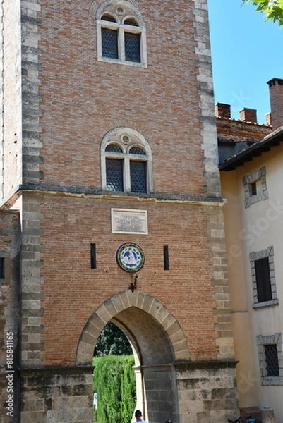Obraz Torre di Ingresso del  castello medievale di Bolgheri (Livorno. ) che domina  la valle da cui parte dall'Oratorio di San Guido  il viale ombreggiato da da tantissimi cipressi che conduce a  Bolgheri