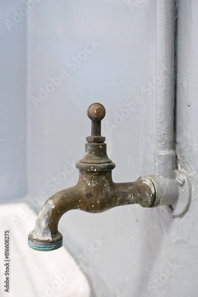 Obraz Oude vintage messing kraan boven wasbak.