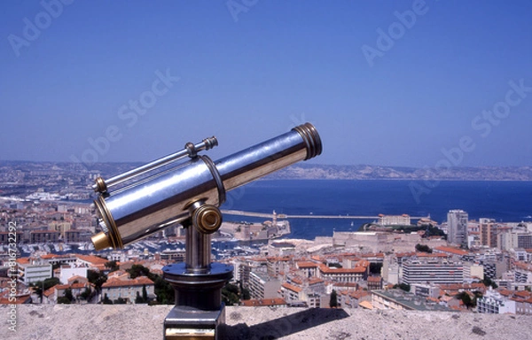 Fototapeta Gute Fernsicht von der Basilika Notre-Dame de la Garde über Marseille, Südfrankreich