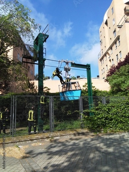 Obraz Bomberos de prácticas en teleférico