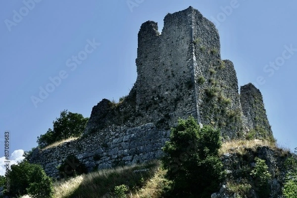 Obraz Resti di castello medievale  in cima alla collina del paese di Morcone. (Benevento).