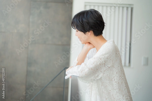 Fototapeta 笑顔のシュートヘアの女性