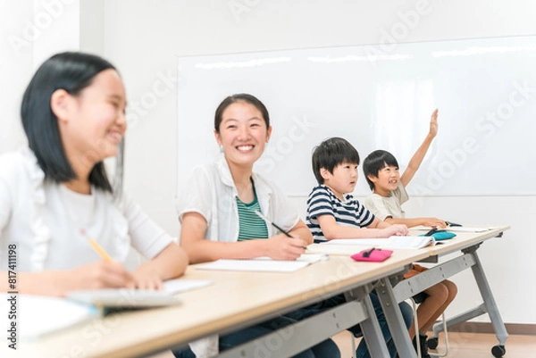 Fototapeta 塾・学校で笑顔で授業を受ける小学生・中学生の男女（挙手）
