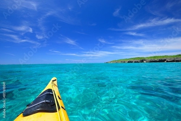Fototapeta 沖縄県新城島沖の海を漕ぎ進むシーカヤック