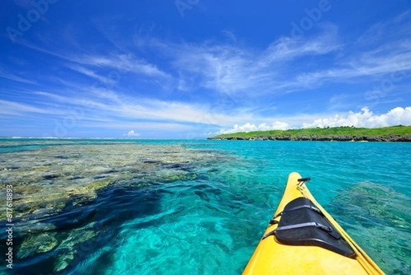 Fototapeta 沖縄県新城島沖の海を漕ぎ進むシーカヤック