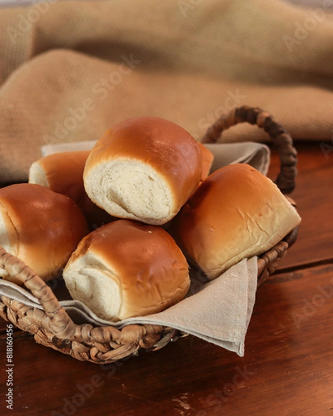 Obraz PÃES PEQUENOS EM UMA CESTA