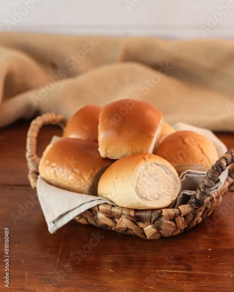 Obraz PÃES PEQUENOS EM UMA CESTA