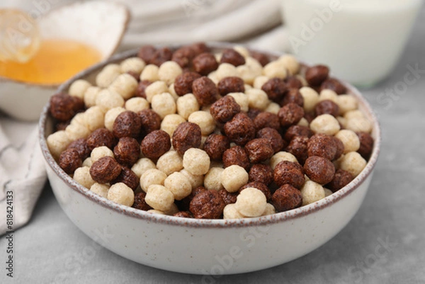 Obraz Tasty cereal balls in bowl on grey table, closeup