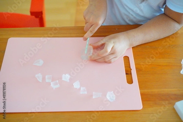 Fototapeta せっけんのもとを細かく刻んでせっけん作りをするよ