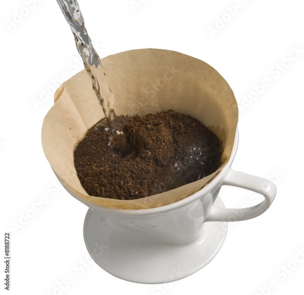 Fototapeta Kaffee kochen im Porzellan Kaffeefilter, freigestellt