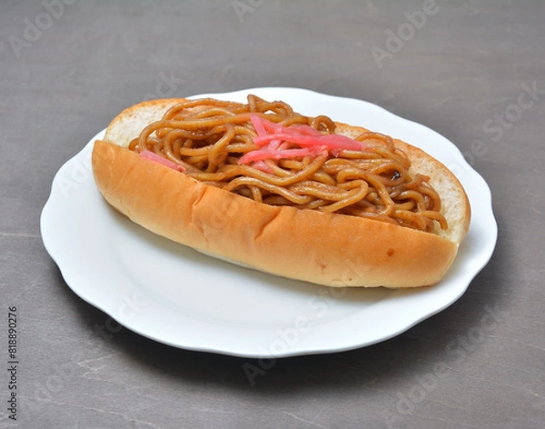 Obraz 白い皿に乗ったおいしそうな焼きそばパン