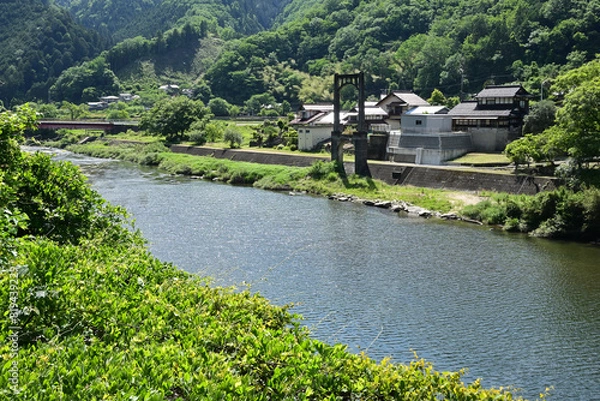 Fototapeta 川岸に残る廃吊り橋の主橋脚のある風景