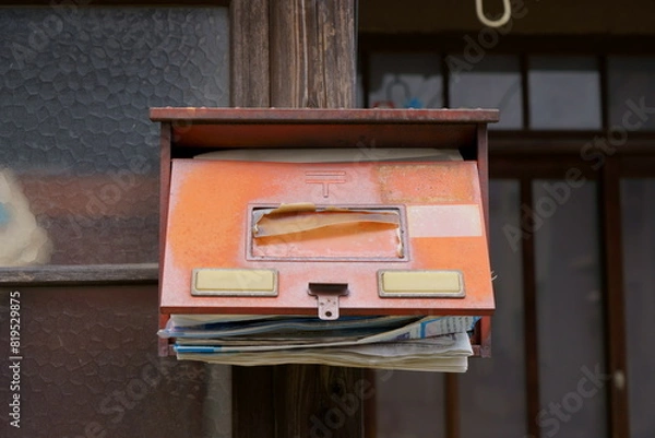 Obraz 郵便物が溢れた古い郵便受け