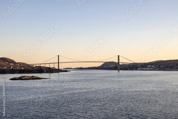 Fototapeta The Nærøysund bridge is a suspension bridge that crosses the Nærøysundet between Marøya and Rørvik / Vikna in Nærøysund municipality in Trøndelag.
