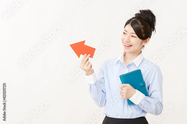 Fototapeta 矢印で指すビジネスウーマン