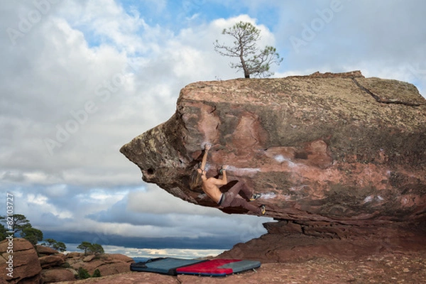 Obraz young man climbing