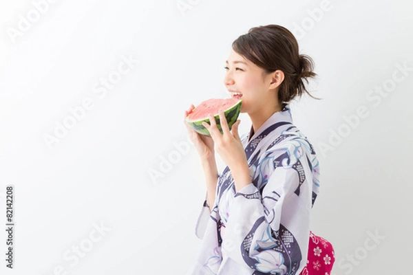 Fototapeta 浴衣を着た女性　スイカ