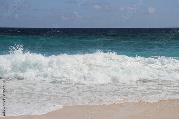 Fototapeta Wave breaking on pink beach