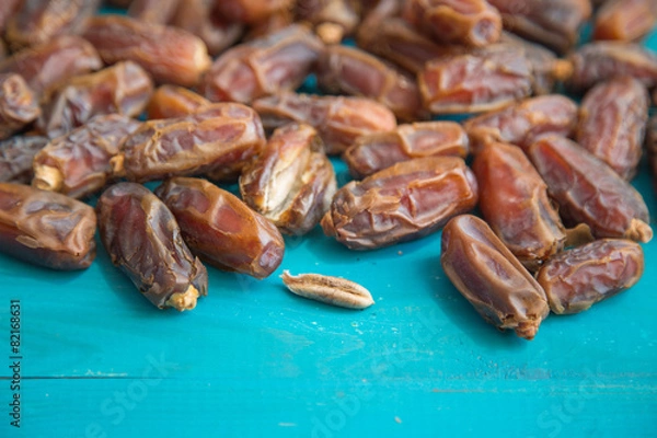 Obraz ahşap zeminde hurmalar