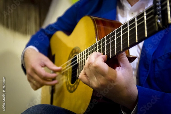 Fototapeta Músico español tocando guitarra flamenca