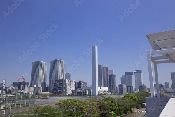 Fototapeta 晴海埠頭から開発が進む東京ベイエリア（建設中の高層ビルとマンション）を臨む
