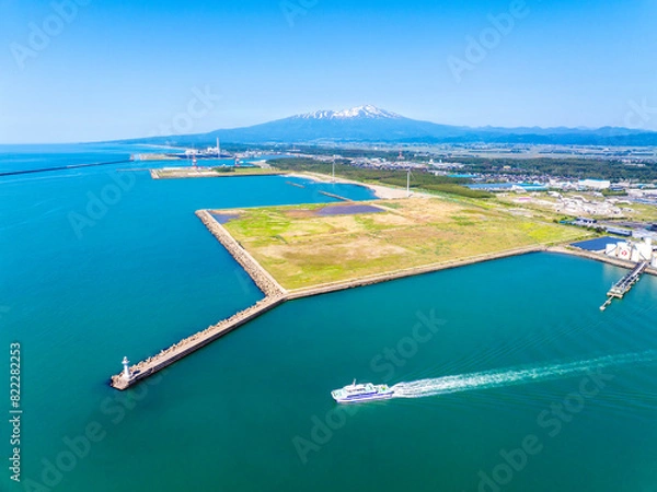 Fototapeta 鳥海山と飛島フェリー（山形県酒田市）