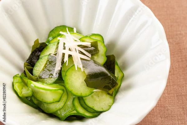 Fototapeta 日本の食　キュウリとワカメの酢の物