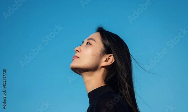 Fototapeta 空を見上げるキャリアウーマン