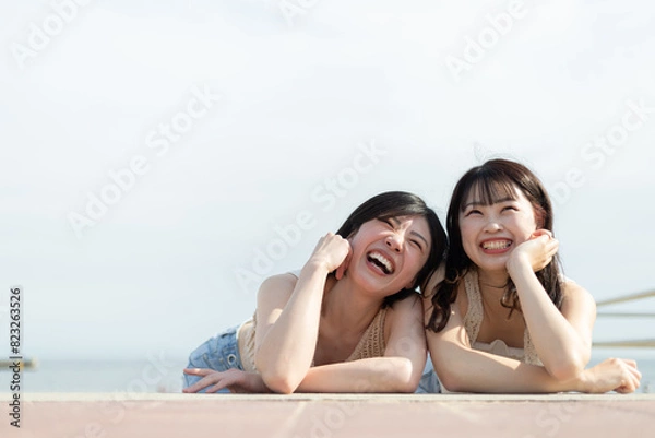 Fototapeta 海で楽しんでいる女性たち