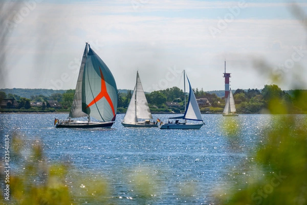 Obraz Segelboot mit Leuchtturm auf der Flensburger Förde