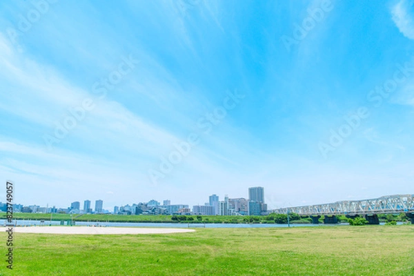 Obraz 初夏に広がる青空・河川敷