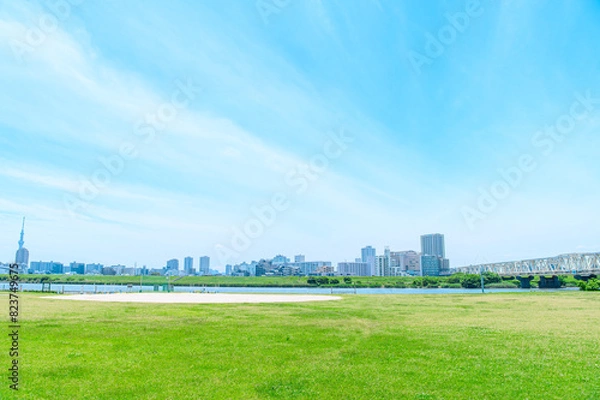 Fototapeta 初夏に広がる青空・河川敷