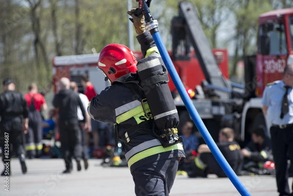 Fototapeta strażak z wężem