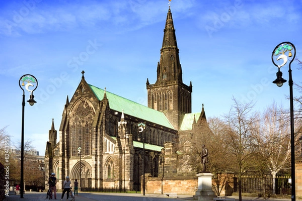 Obraz Tourists in Cathedral Square in front of the main entrance of St